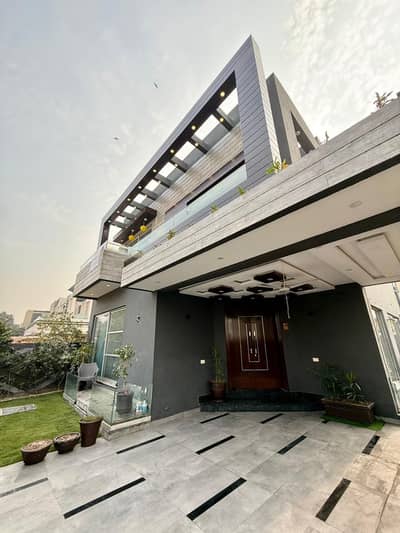 10 Marla House Slightly Use Like Brand New Full Besment