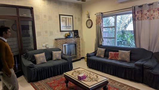 10 Marla House Slightly use Modern look 70ft road Hot location