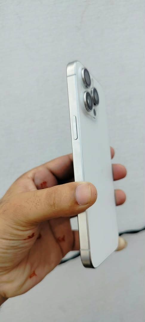 Apple iPhone 15 Pro Max 4
