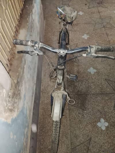 Cycle theek chlti ha . is ka agla tyre thida sa ta-da ha .