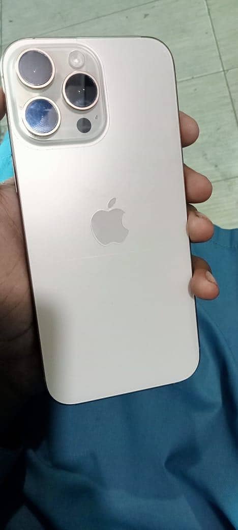 Apple iPhone 16 Pro Max 1