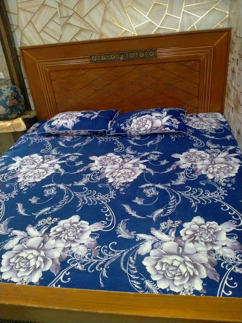 Double large bed 0