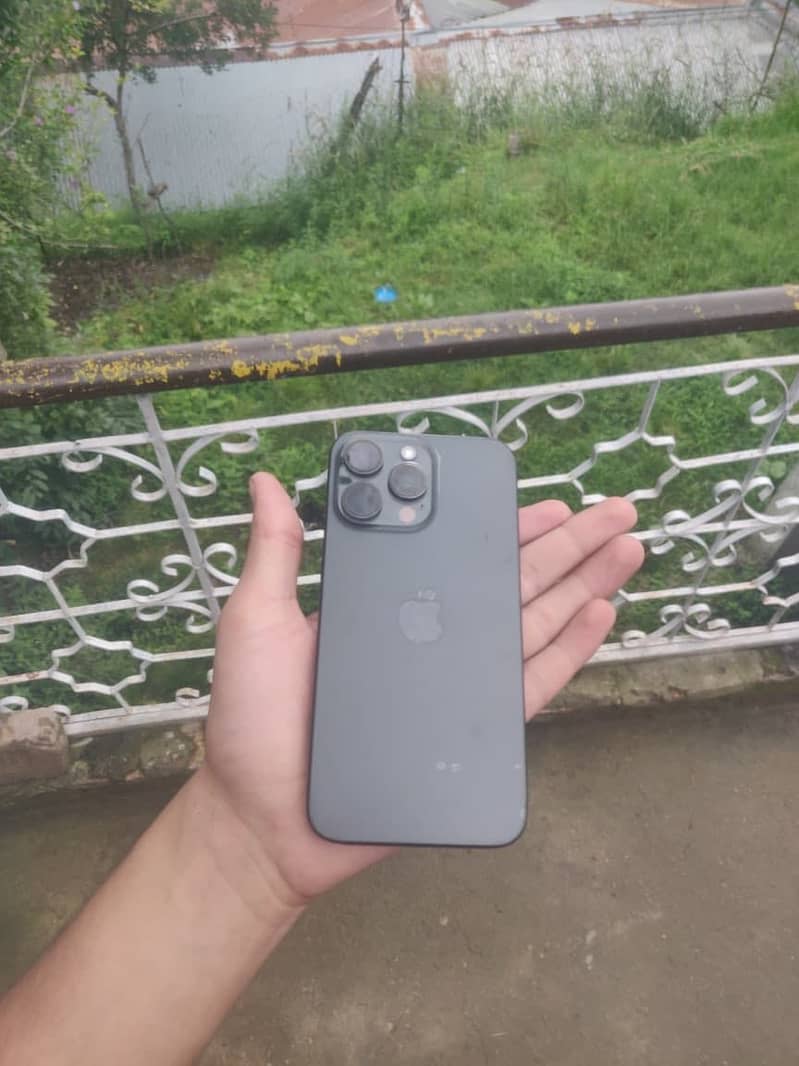 Apple iPhone 15 Pro Max 4