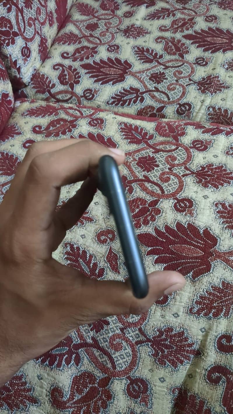 Apple iPhone 11 4