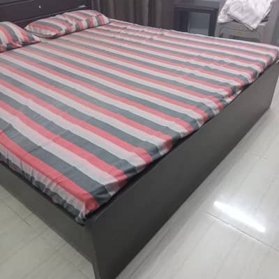 laminated Elegant King Size Bed with Mattress – Excellent Condition