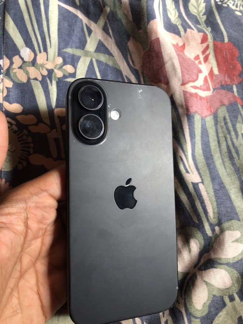 Apple iPhone 16 2