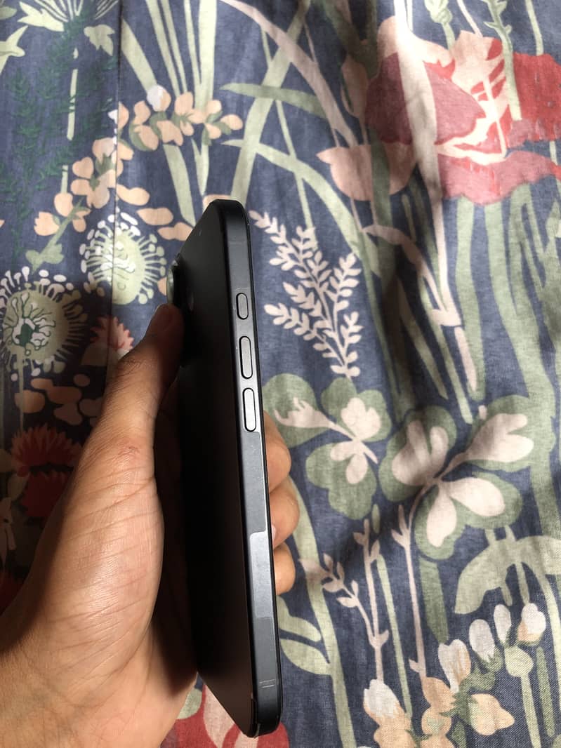 Apple iPhone 16 3
