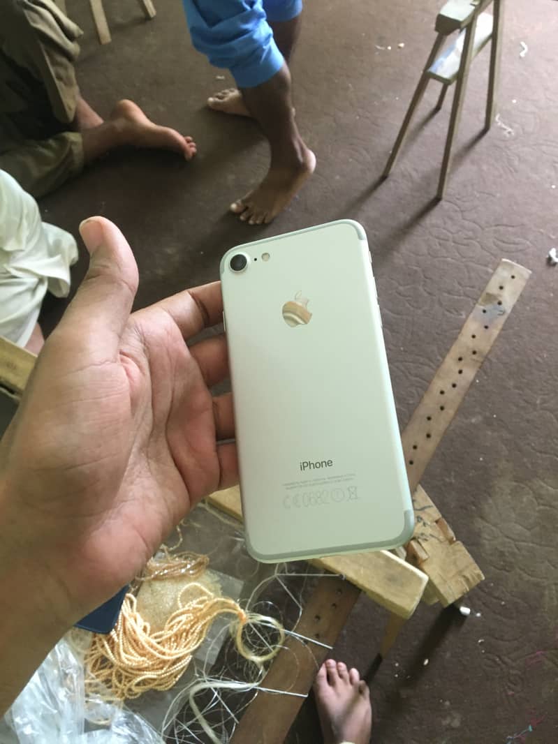 Apple iPhone 7 0