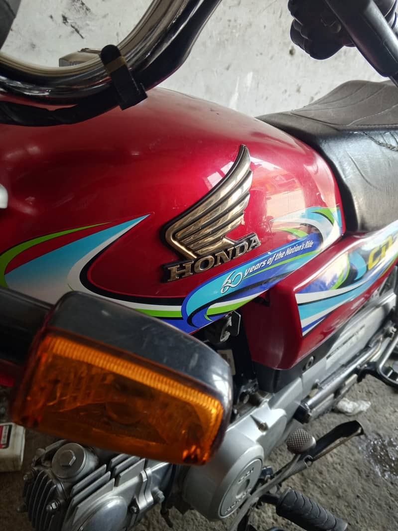 صاف ستھری چمکتی ہوئی بائیک، 1.30 0