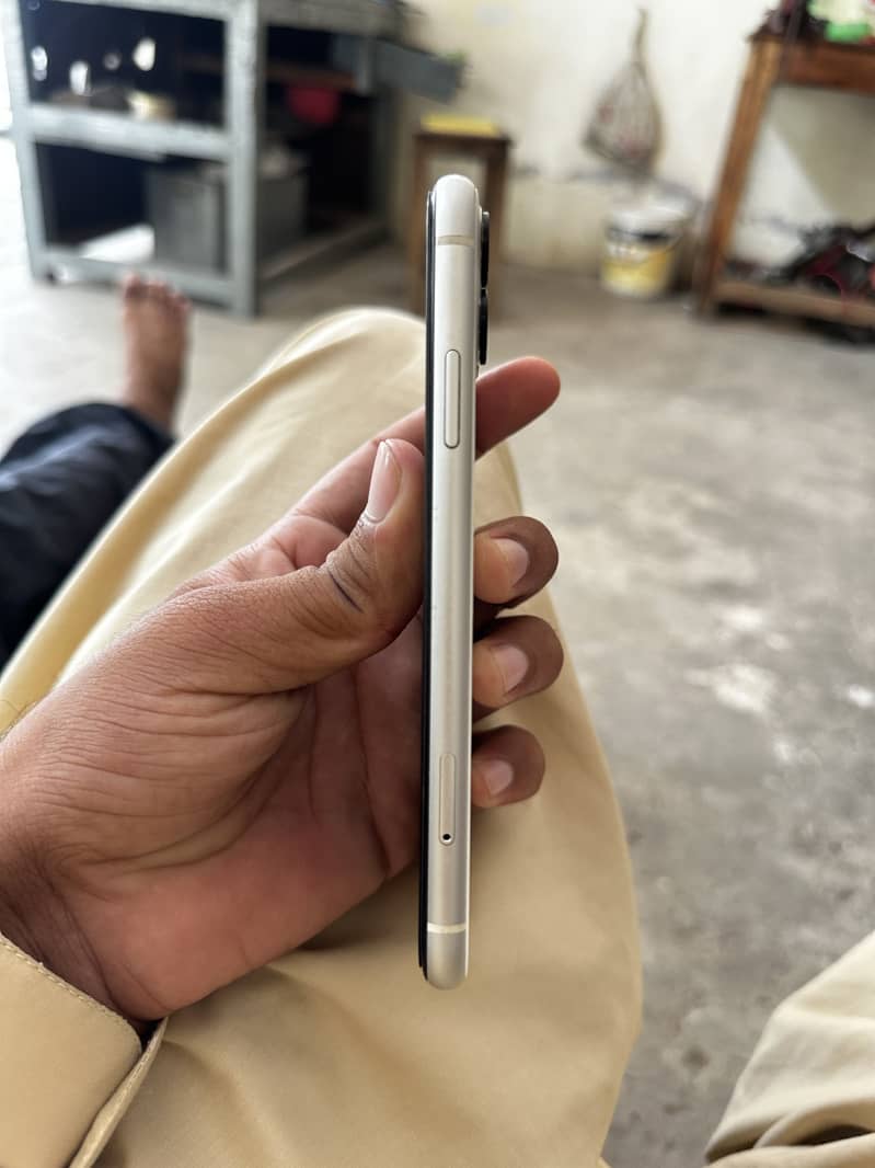 iPhone 11 4