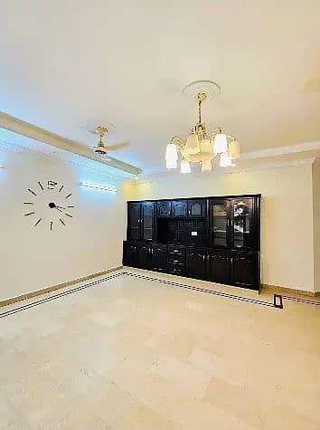 G 13 10 MARLA HOUSE UPAR POTION AVAILABLE FOR RENT