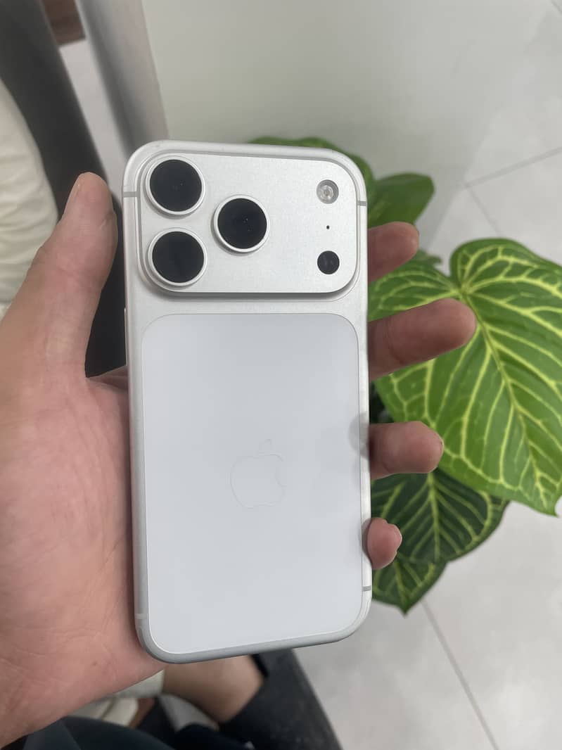 Apple iPhone 17 Pro 1