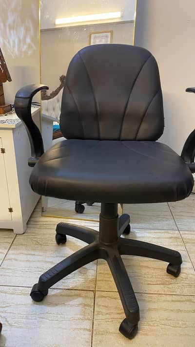 1 Office chair Like new