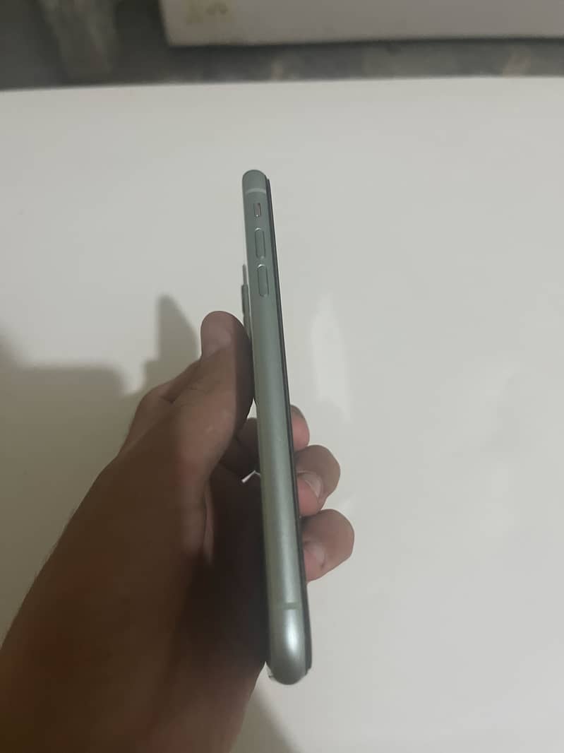 Apple iPhone 11 4