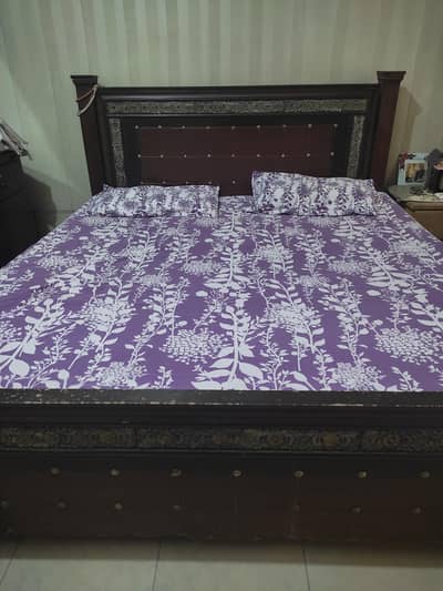 A double wooden bed
