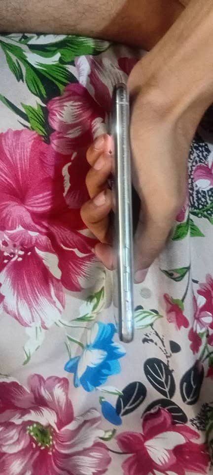 Apple iPhone XS 4