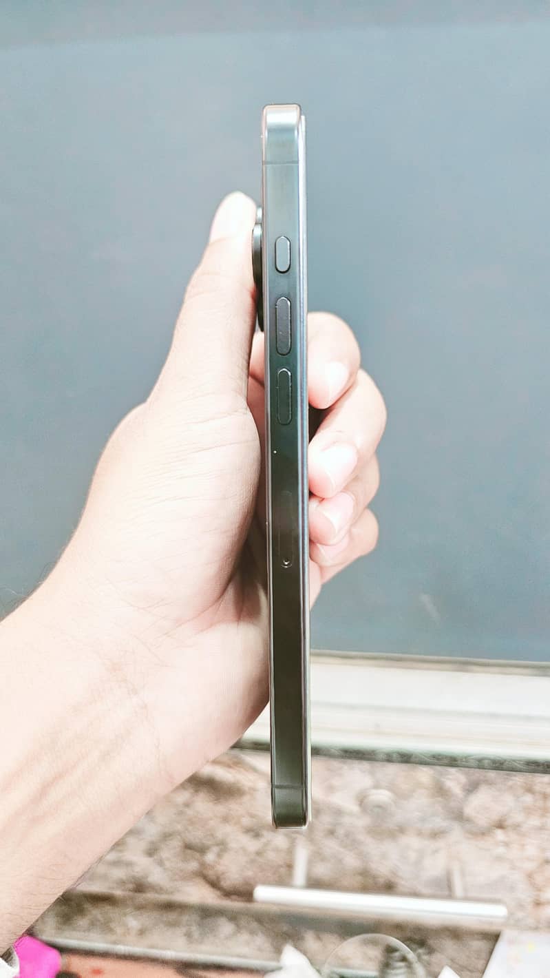 Apple iPhone 16 Pro Max 4