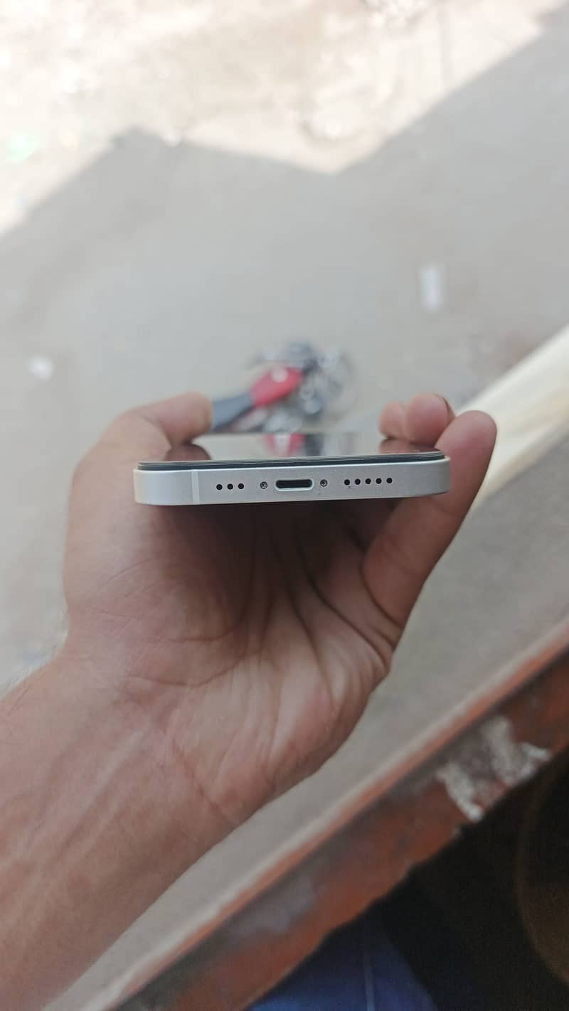 Apple iPhone 13 4