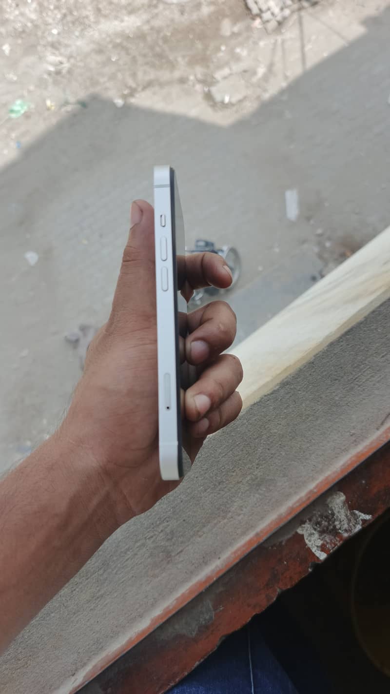 Apple iPhone 13 6