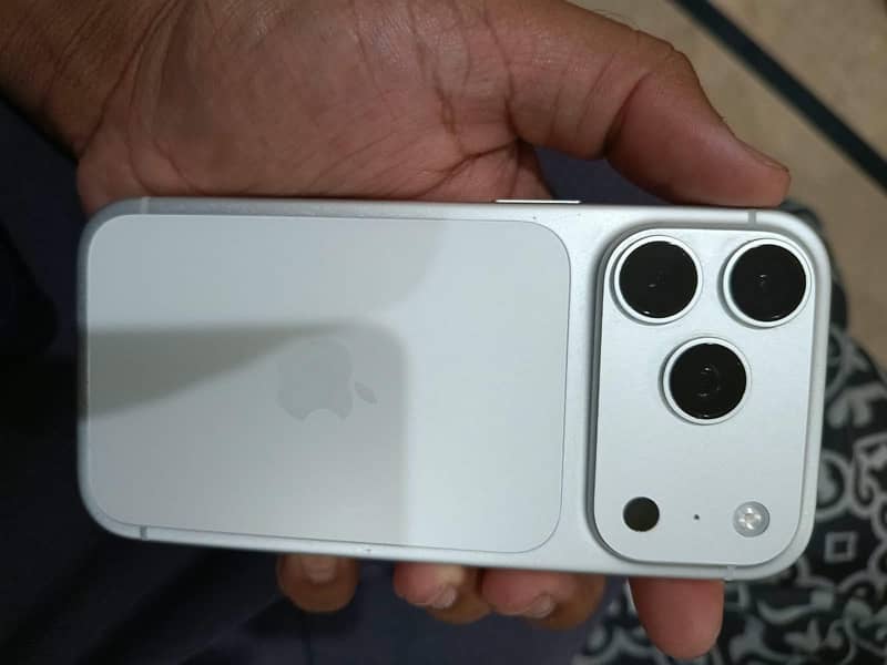 iPhone 17 pro 4