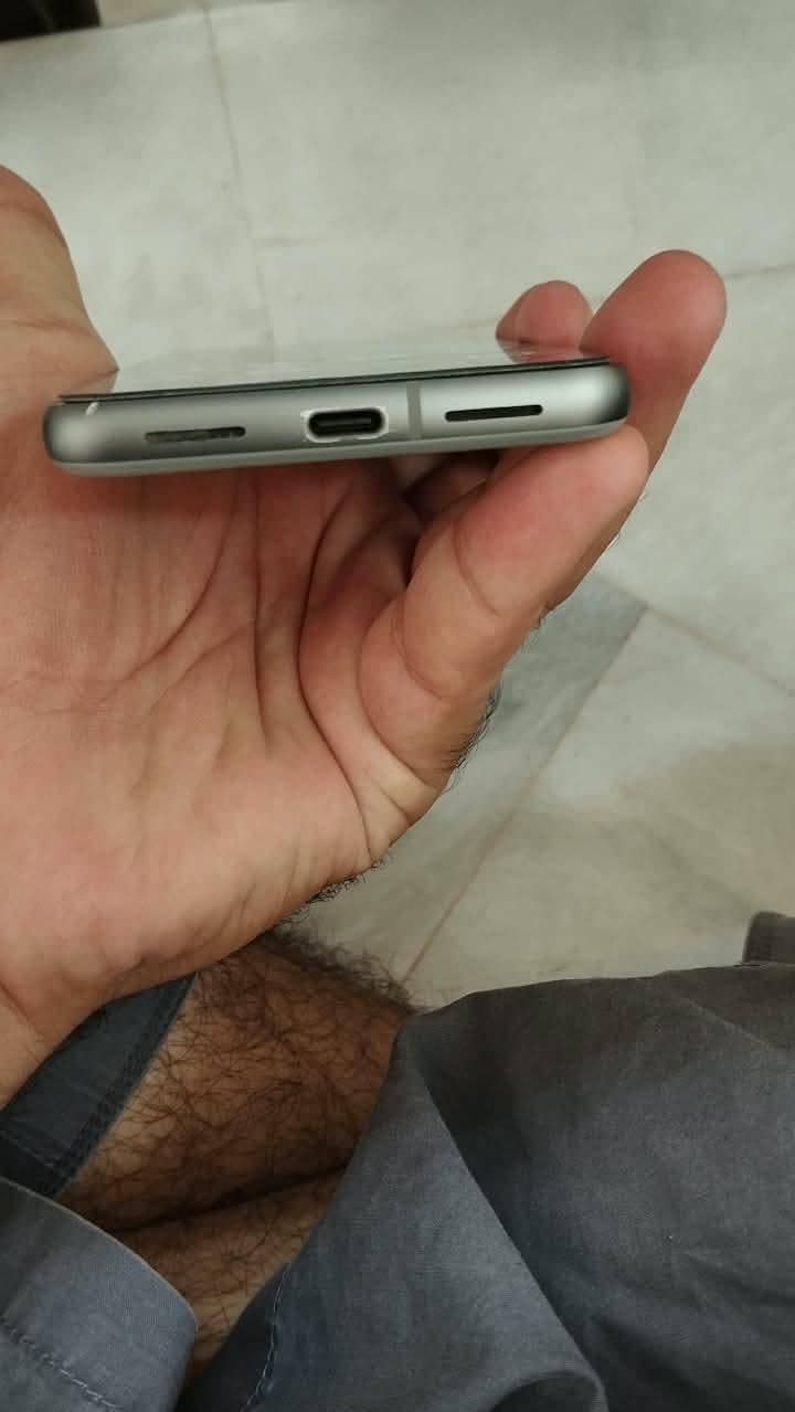 Google Pixel 8 4