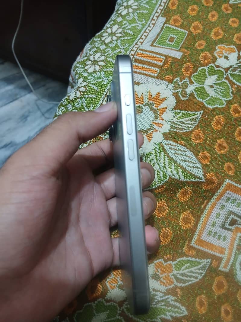 Apple iPhone 15 Pro 2