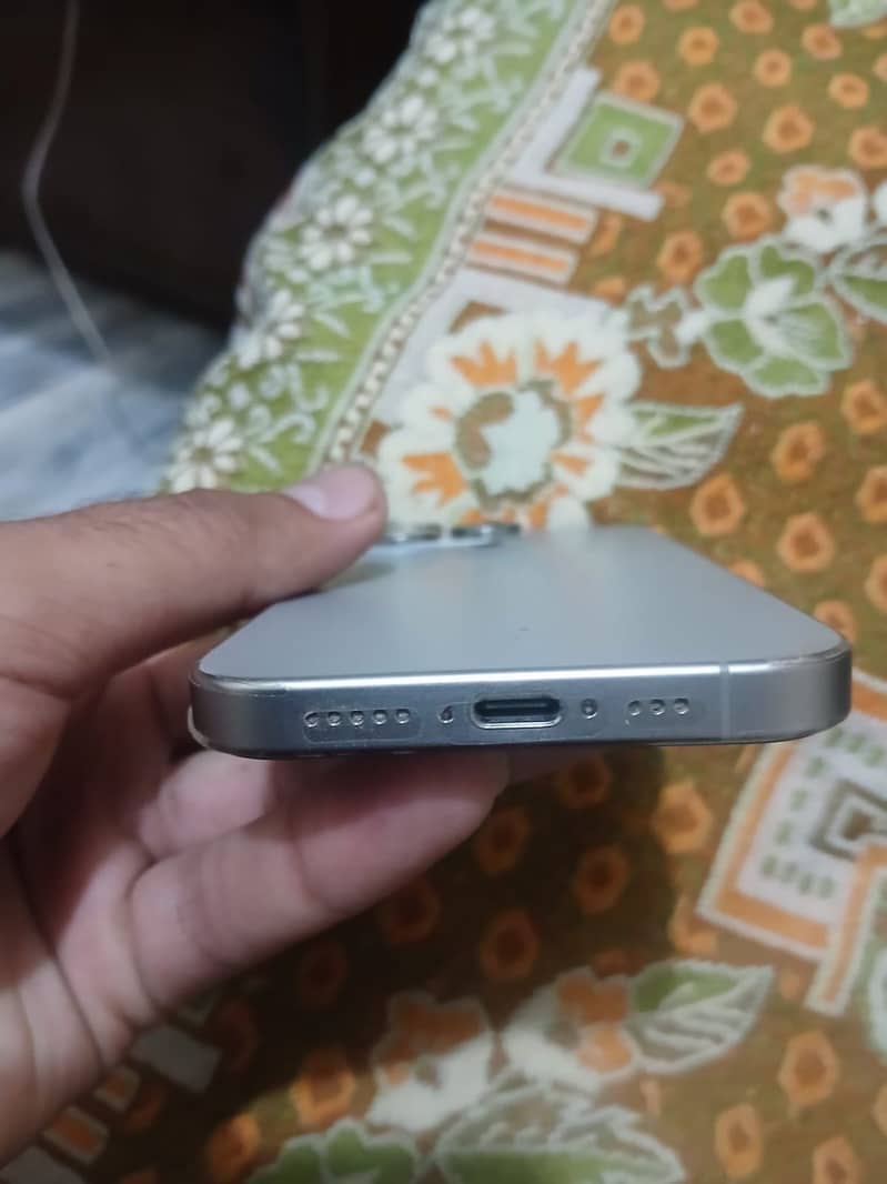 Apple iPhone 15 Pro 3