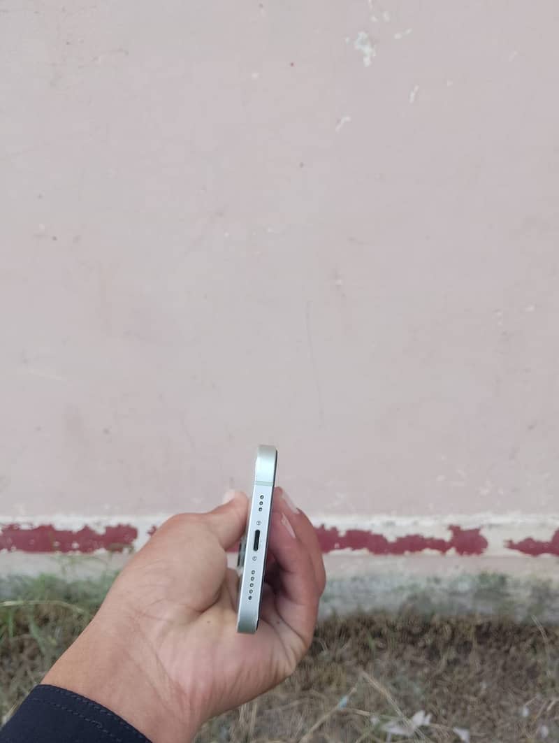 Apple iPhone 12 4
