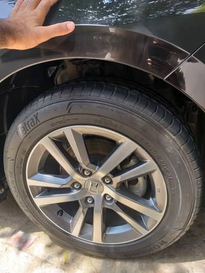 selling my brand new tyres only 3000km driven