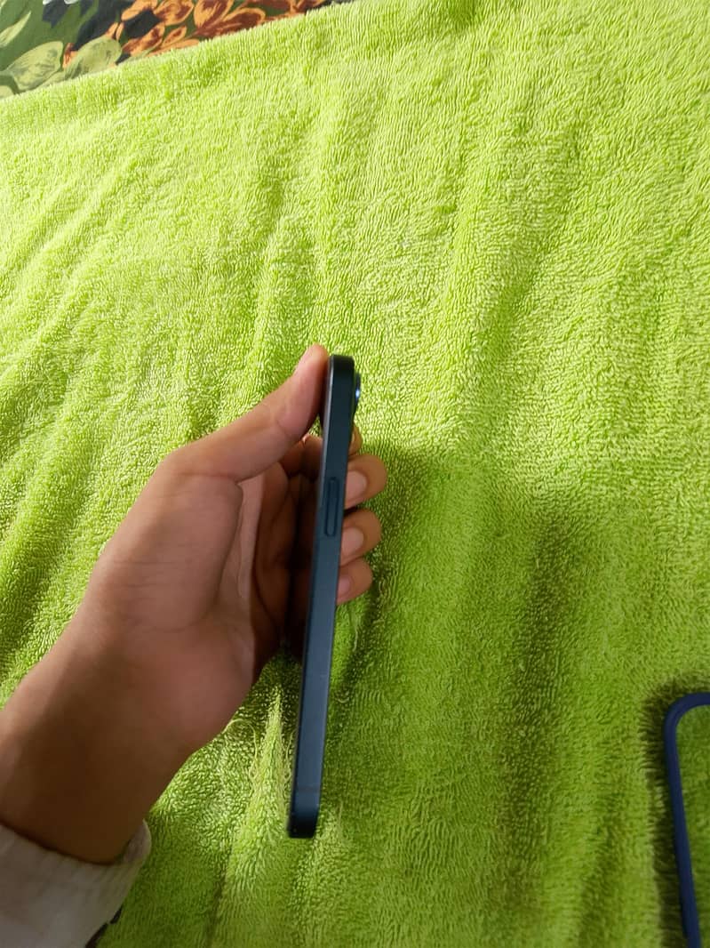 Apple iPhone 13 2