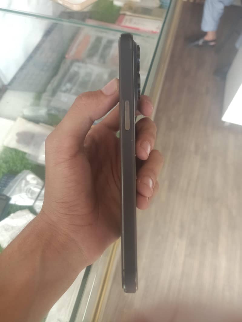Apple iPhone 15 Pro Max 4
