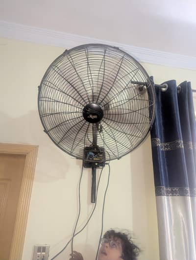 bracket fan new condition urgent sale