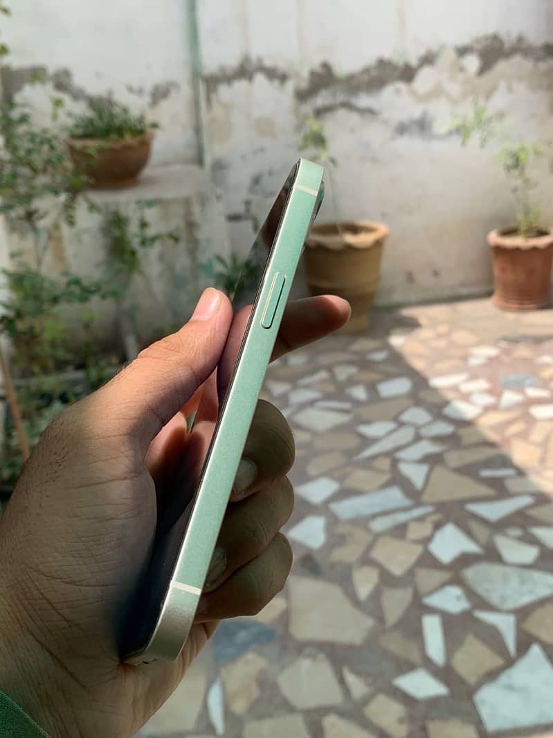 Apple iPhone 13 9