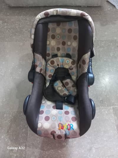 Baby carry cot / car seat