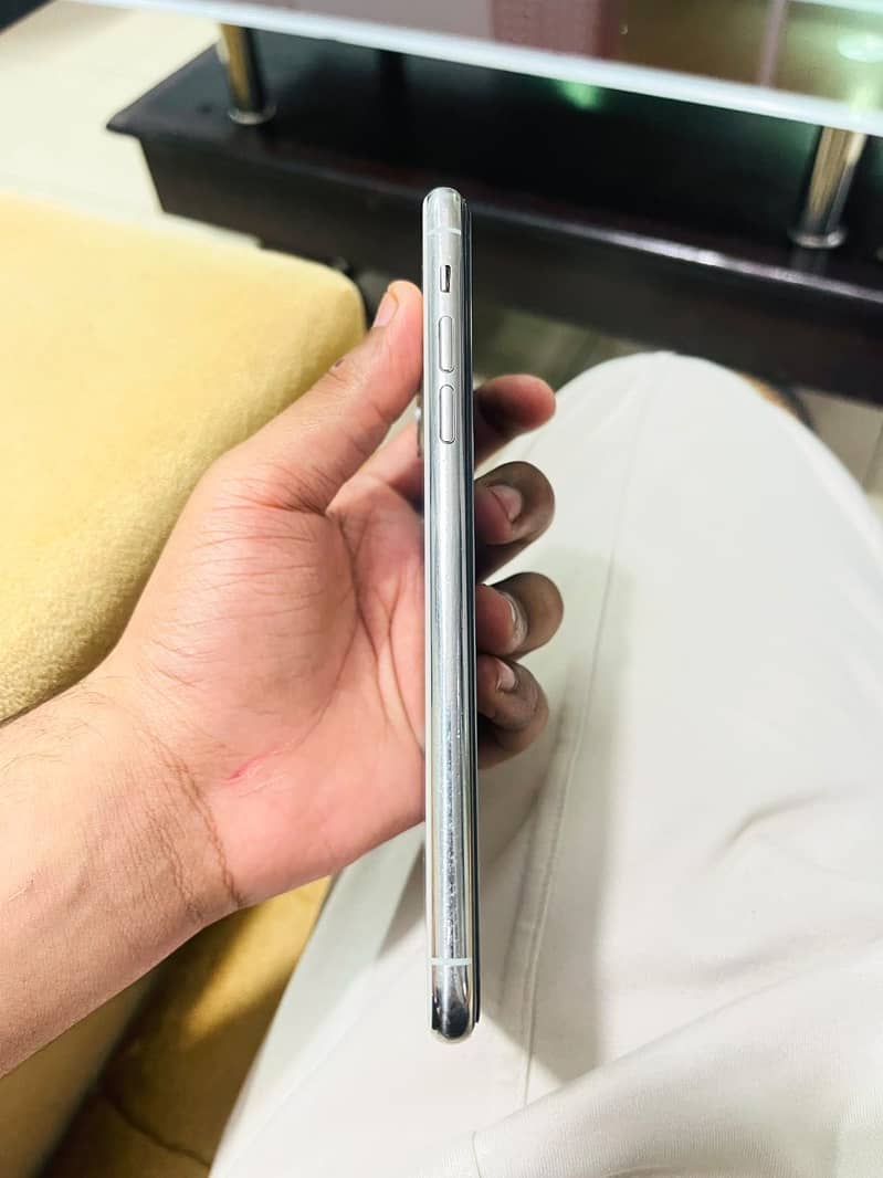 Iphone 11 pro max 4