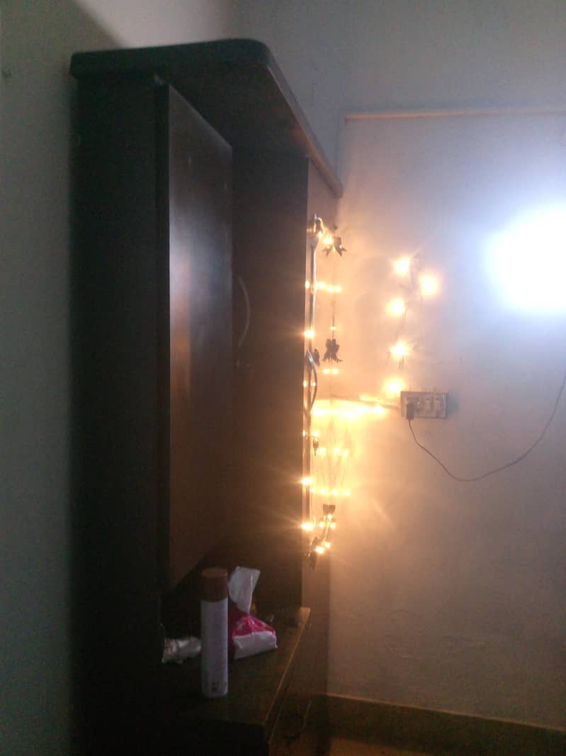 DRESSING TABLE 6