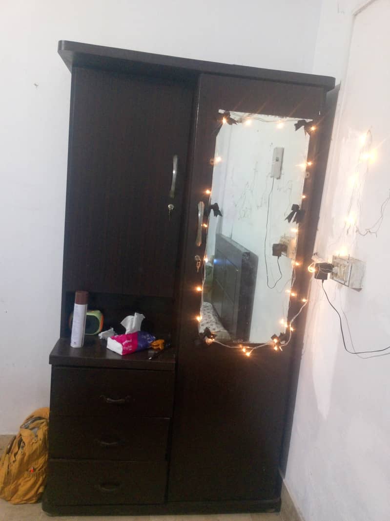 DRESSING TABLE 4