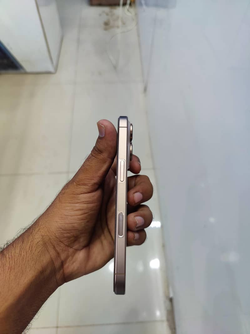 Apple iPhone 16 Pro 1