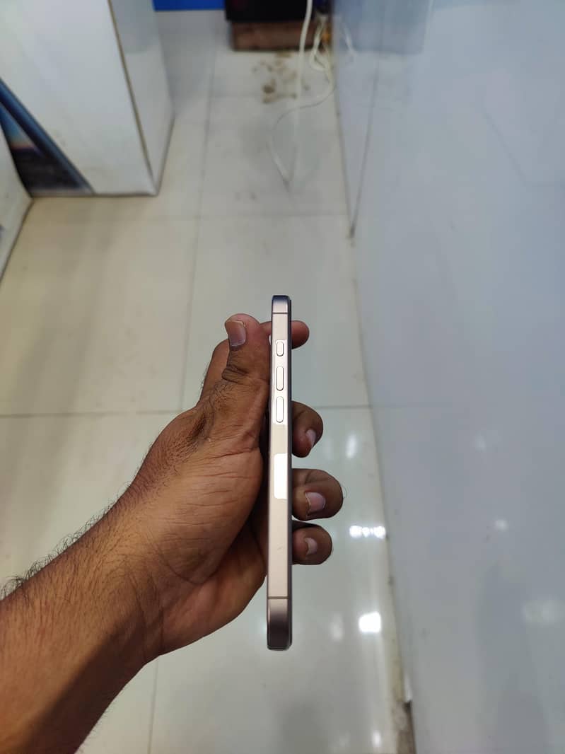 Apple iPhone 16 Pro 2