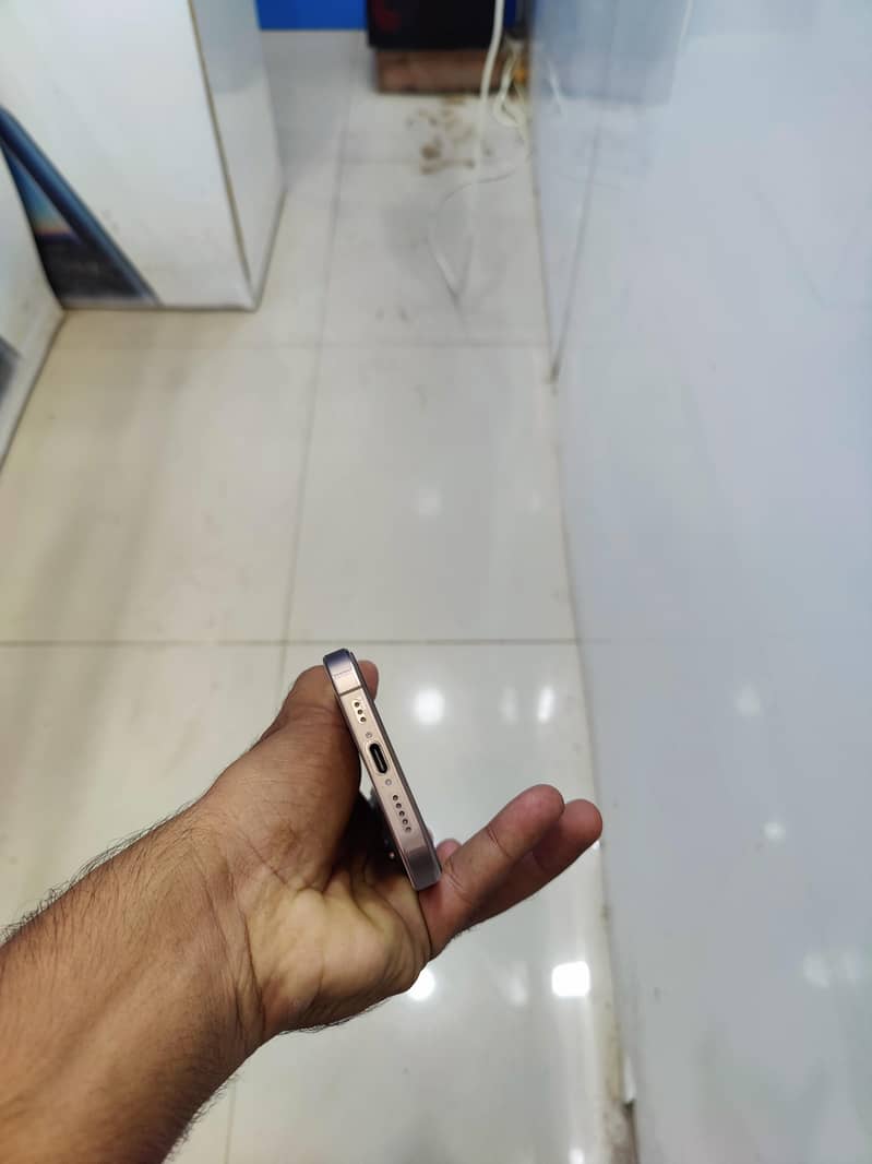 Apple iPhone 16 Pro 3