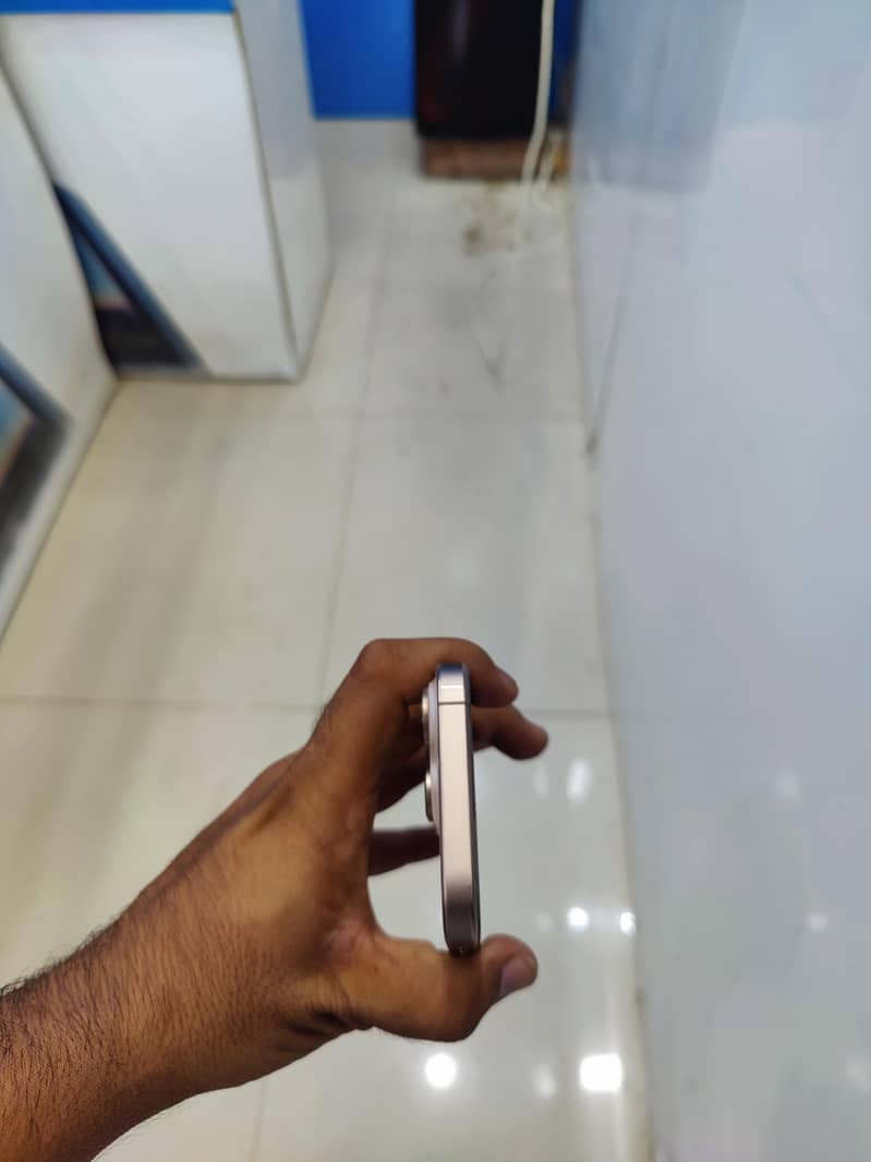 Apple iPhone 16 Pro 4