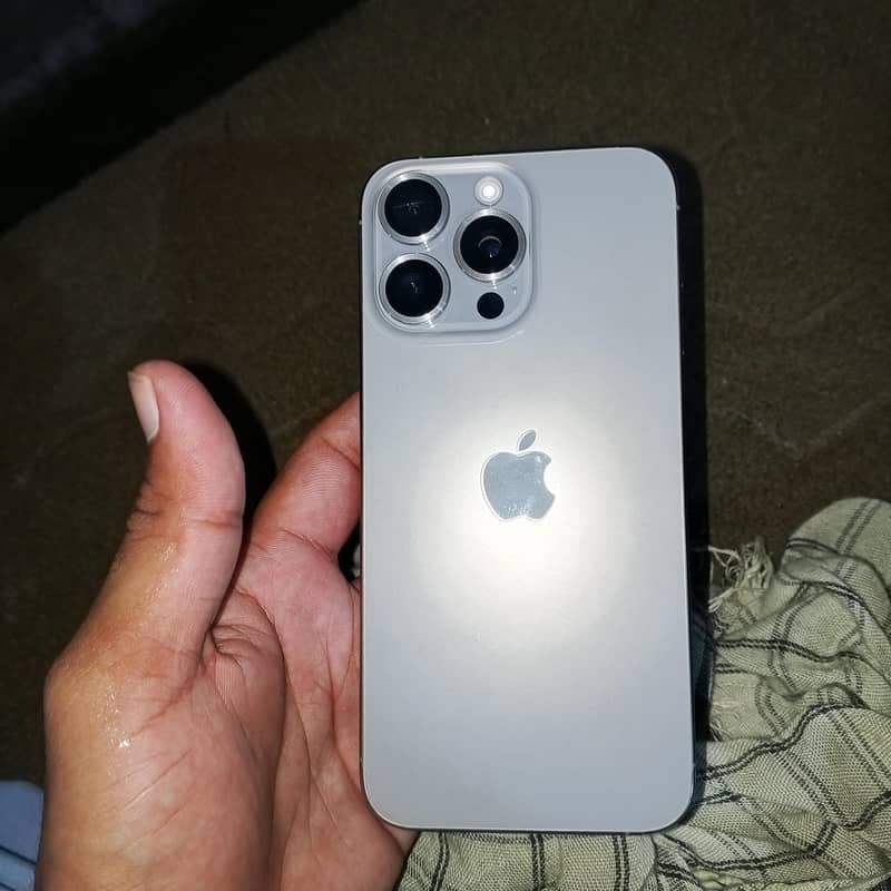 Apple iPhone 15 Pro Max 1