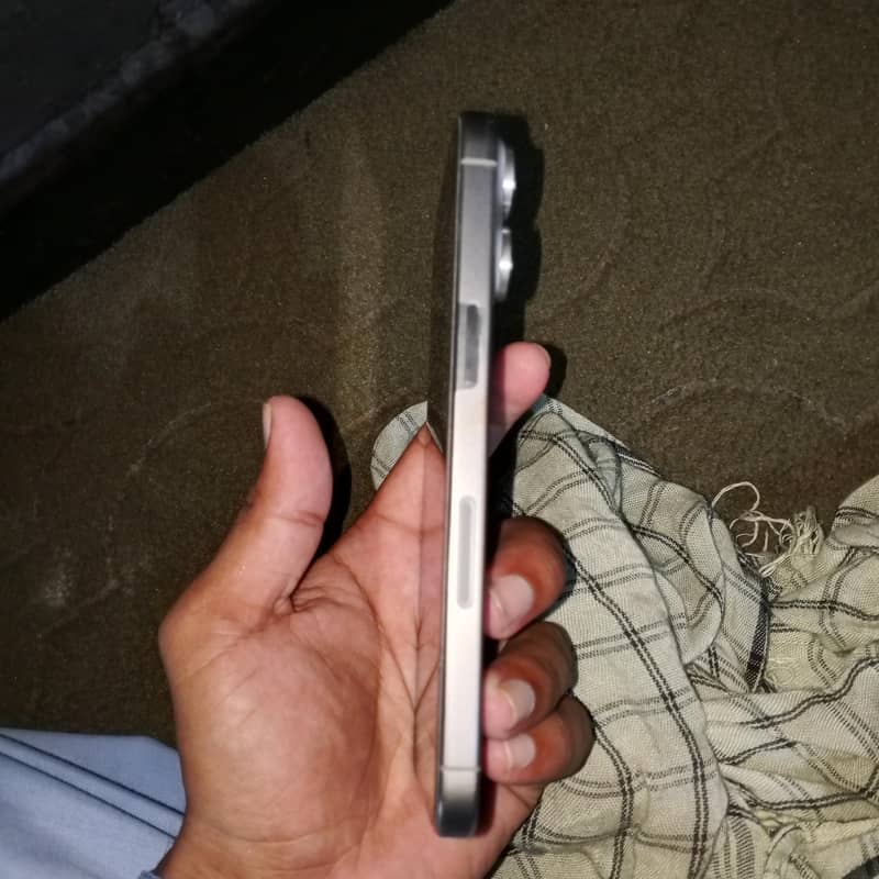 Apple iPhone 15 Pro Max 4