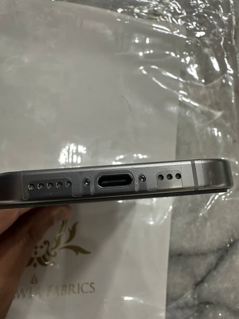 Apple iPhone 16 Pro 1