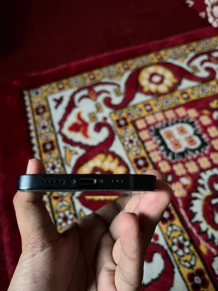 Apple iPhone 12 4