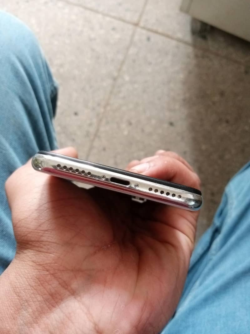 Apple iPhone X 4