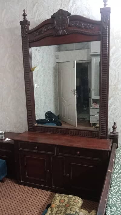 wooden dressing table with 10/10 condition