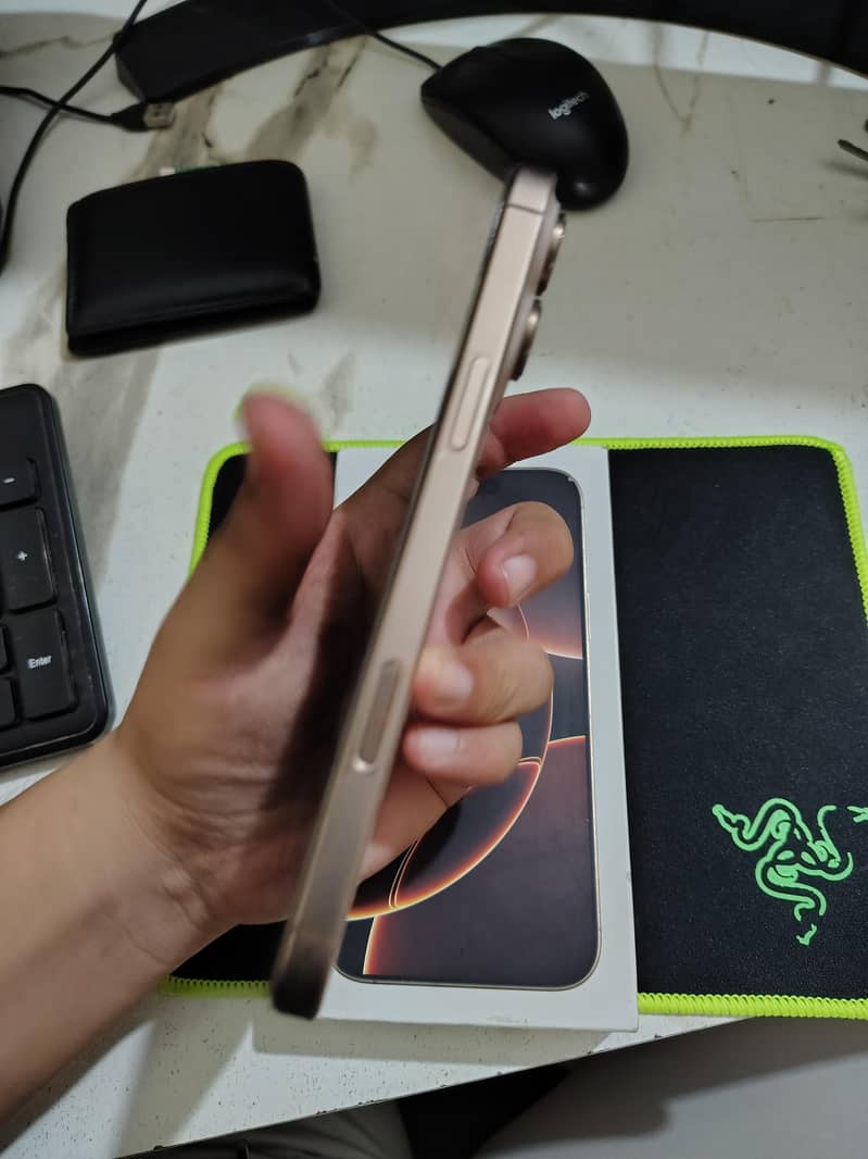 Apple iPhone 16 Pro Max 1