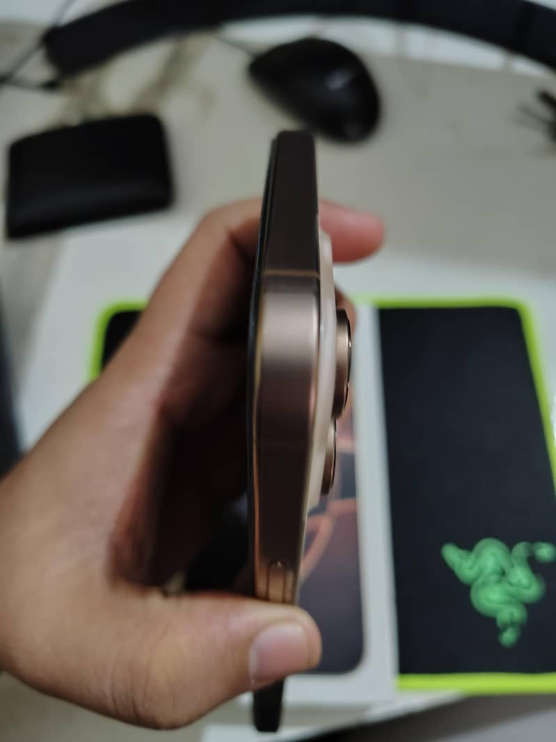 Apple iPhone 16 Pro Max 2