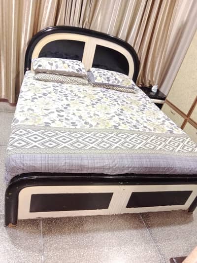 bed, black offwhite